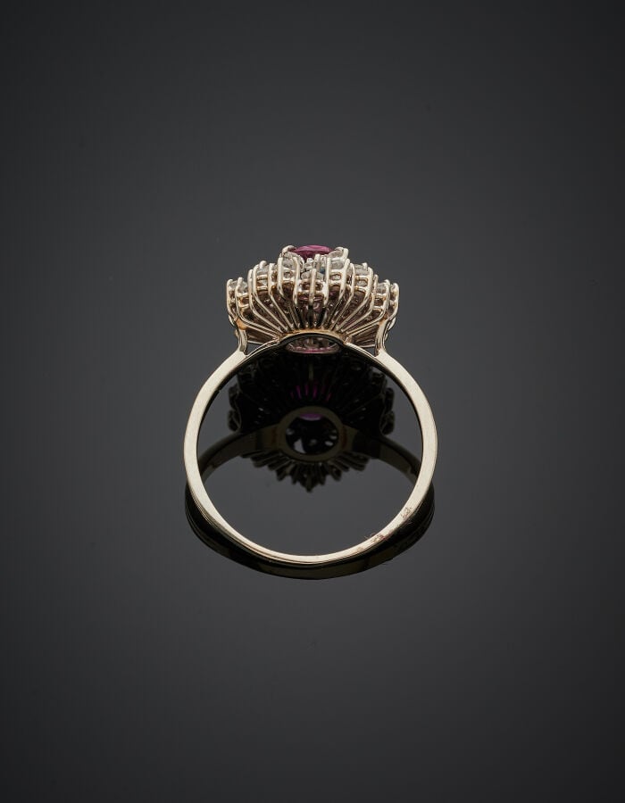 BAGUE « Pompadour » en or gris (750‰) serti d'un rubis de forme ovale (égrisure…