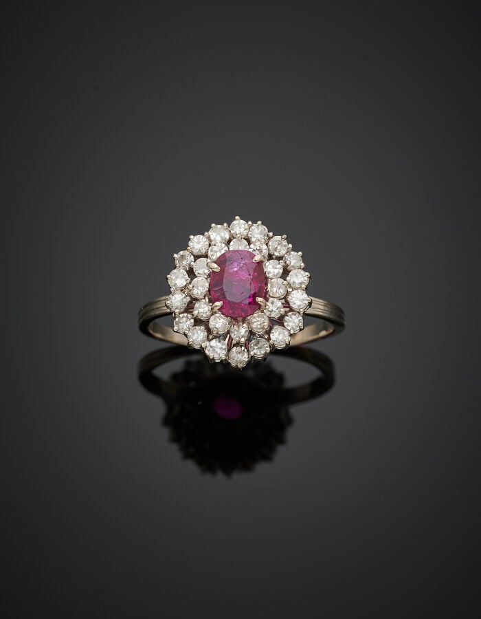 BAGUE « Pompadour » en or gris (750‰) serti d'un rubis de forme ovale (égrisure…