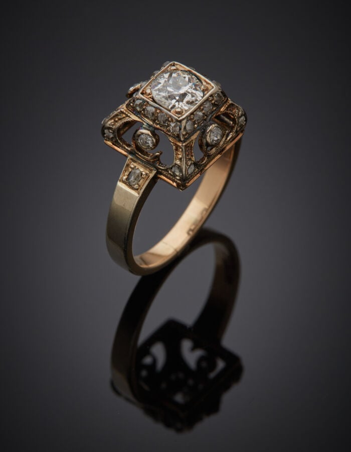 BAGUE « pyramidale » en argent (800 millièmes), ajouré, serti de diamants taill…