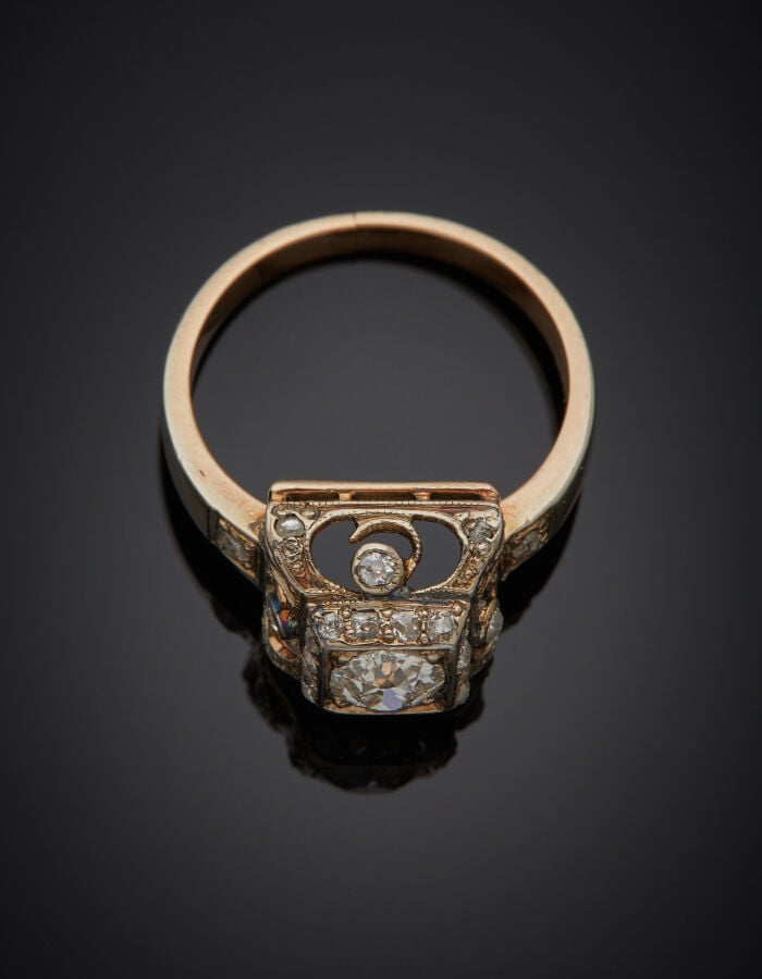 BAGUE « pyramidale » en argent (800 millièmes), ajouré, serti de diamants taill…