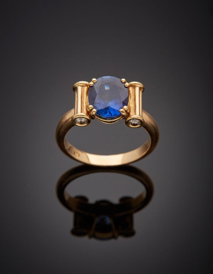 BAGUE « rouleaux » en or jaune-rose (750‰) ciselé, serti d'un saphir de forme o…