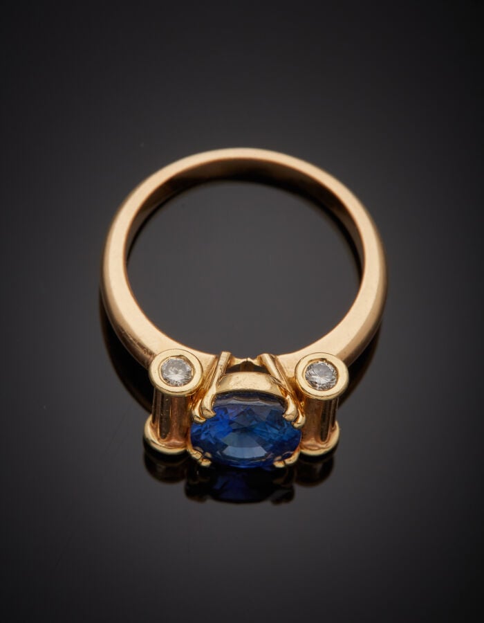 BAGUE « rouleaux » en or jaune-rose (750‰) ciselé, serti d'un saphir de forme o…