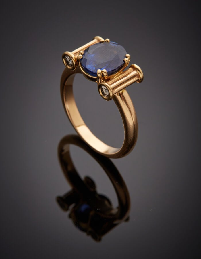 BAGUE « rouleaux » en or jaune-rose (750‰) ciselé, serti d'un saphir de forme o…