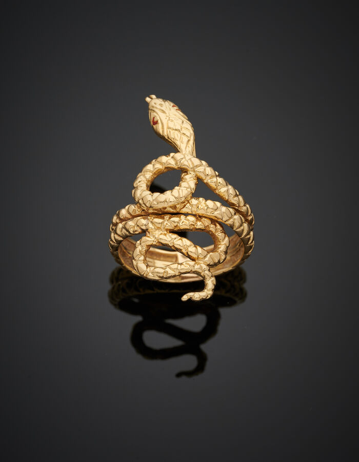 BAGUE "serpent" en or jaune (750‰) ajouré et ciselé. - Doigt : 56. Long. motif:…