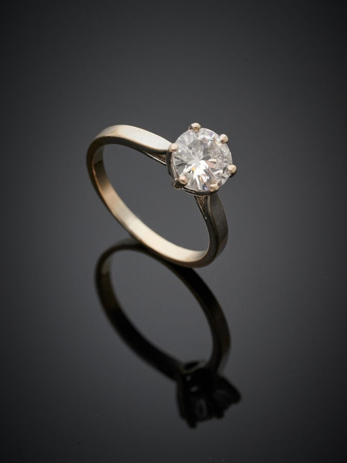 BAGUE "solitaire" en or gris (750‰) serti d'un diamant pesant 1,17 carats taill…