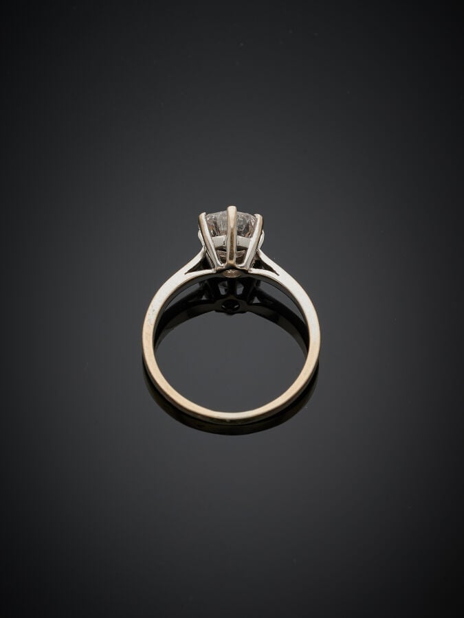 BAGUE "solitaire" en or gris (750‰) serti d'un diamant pesant 1,17 carats taill…