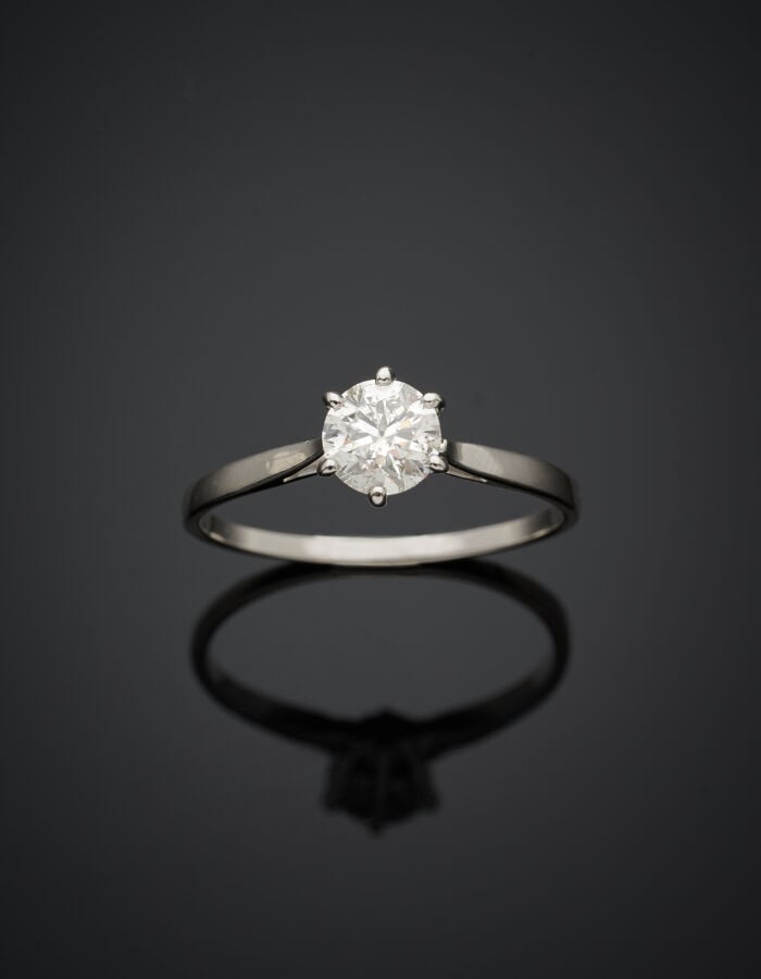 BAGUE "solitaire" en or gris (750‰) serti d'un diamant taille brillant pesant 1…