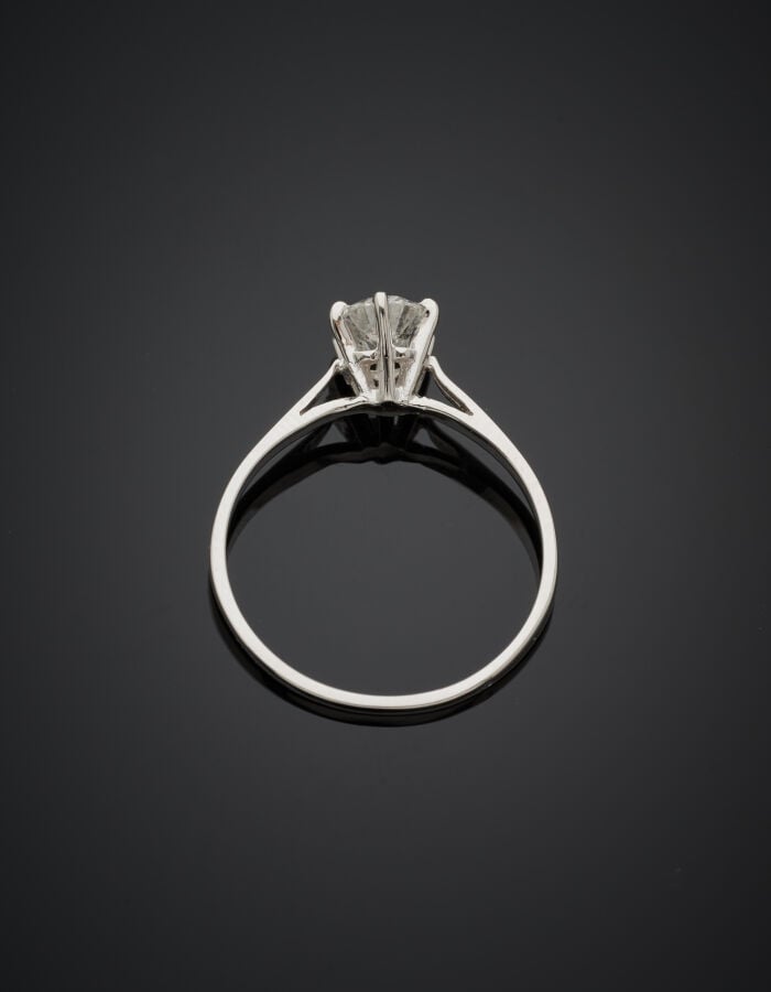BAGUE "solitaire" en or gris (750‰) serti d'un diamant taille brillant pesant 1…