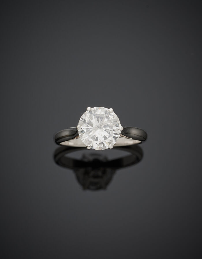 BAGUE "solitaire" en or gris (750‰) serti d'un diamant taille brillant pesant 2…