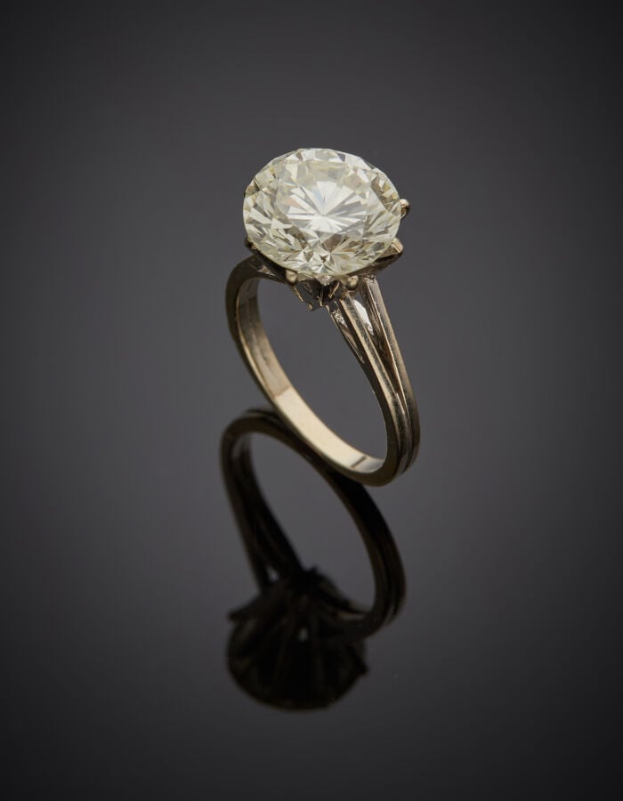BAGUE « solitaire » en or gris (750‰) serti d'un diamant taille brillant pesant…