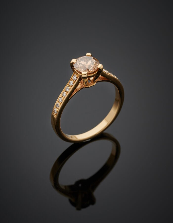 BAGUE "solitaire" en or jaune (750‰) serti d'un diamant taille brillant pesant…