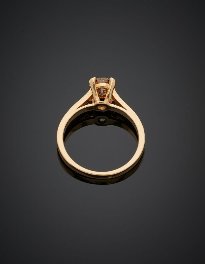 BAGUE "solitaire" en or jaune (750‰) serti d'un diamant taille brillant pesant…