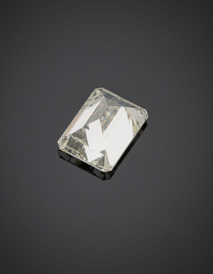 BAGUE "solitaire" en platine (750‰) serti d'un diamant taille émeraude pesant 7…