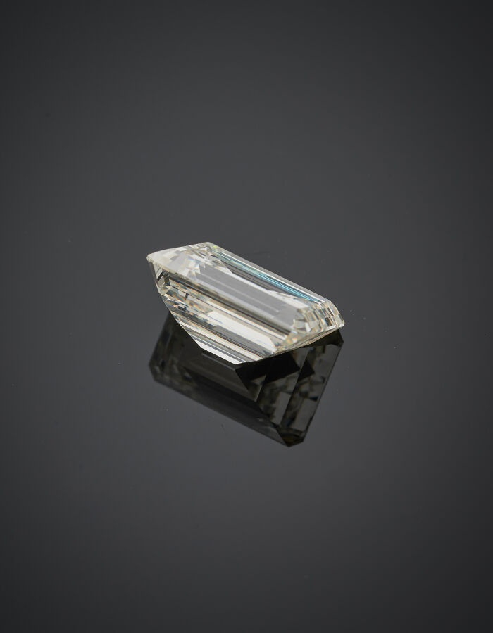 BAGUE "solitaire" en platine (750‰) serti d'un diamant taille émeraude pesant 7…