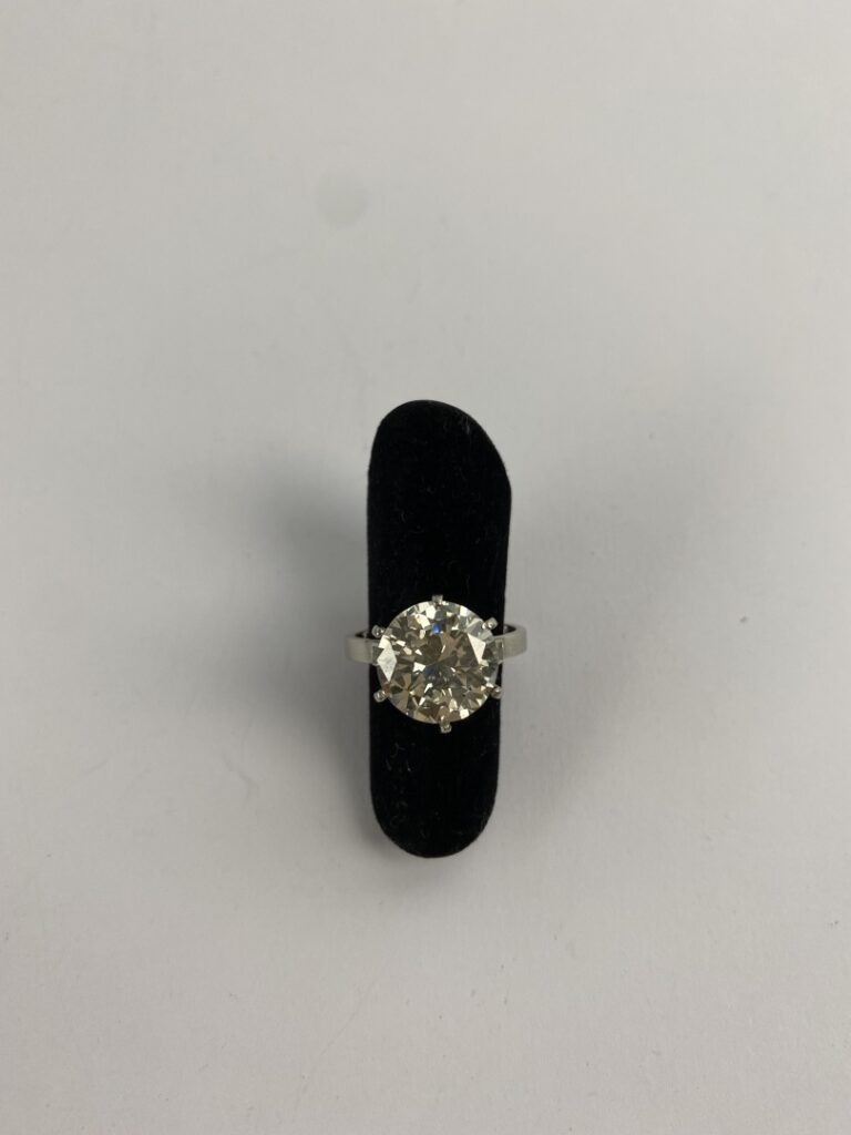 Bague solitaire en platine (850) ornée d'un diamant demi-taille en serti griffe…