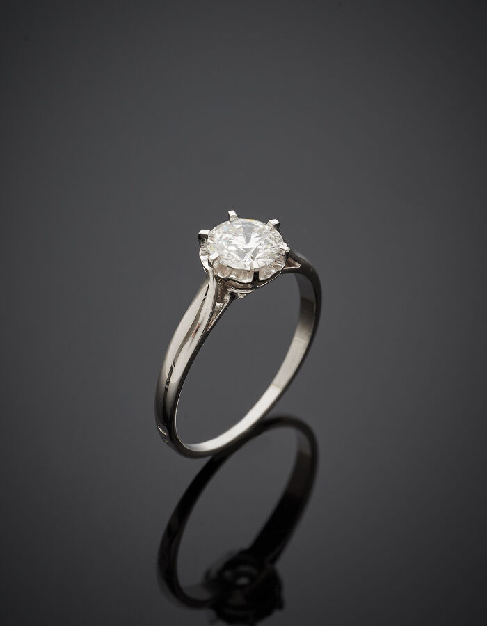 BAGUE "solitaire" en platine (950‰) et or gris (750‰) serti d'un diamant pesant…