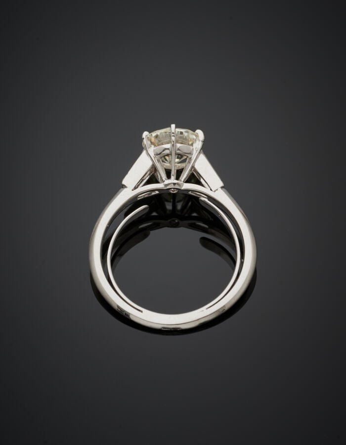 BAGUE "solitaire" en platine (950‰) et or gris (750‰) serti d'un diamant taille…
