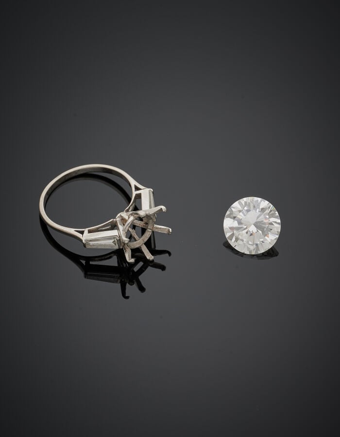 BAGUE "solitaire" en platine (950‰) et or gris (750‰) serti d'un diamant taille…