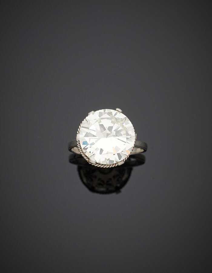 BAGUE "solitaire" en platine (950‰) torsadé, serti d'un diamant taille brillant…