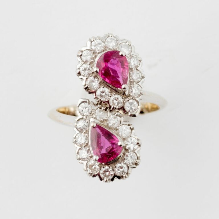 Bague Toi et Moi en or gris (750) ornée de deux rubis de taille poire facettée…