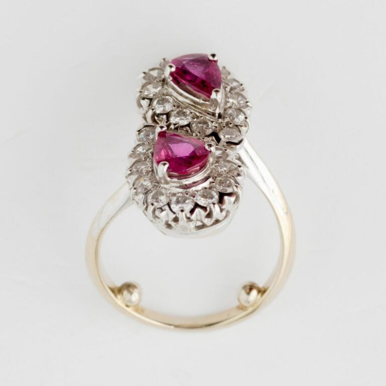 Bague Toi et Moi en or gris (750) ornée de deux rubis de taille poire facettée…