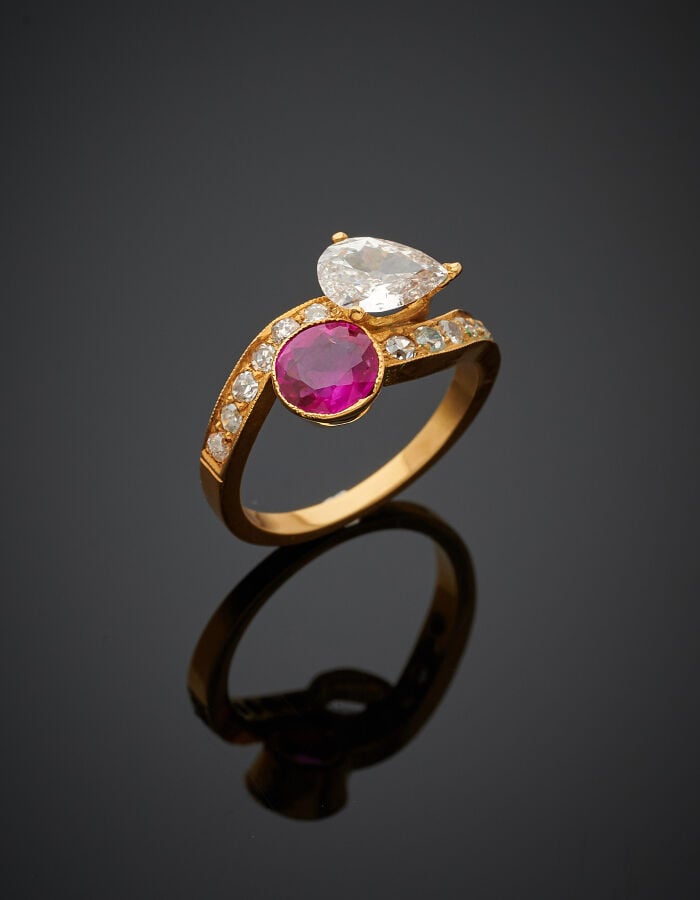 BAGUE "toi et moi" en or jaune (750‰) serti d'un diamant taillé en poire et d'u…