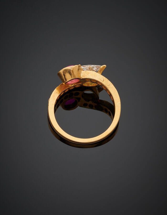 BAGUE "toi et moi" en or jaune (750‰) serti d'un diamant taillé en poire et d'u…