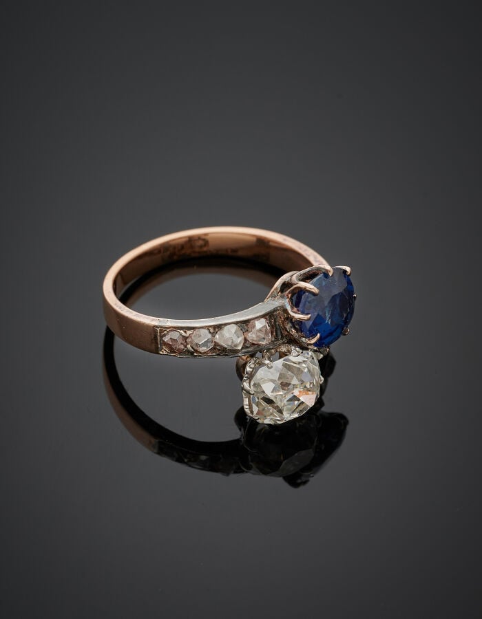 BAGUE « toi et moi » en or rose (585‰) 14 carats et argent (800‰), serti d'un d…