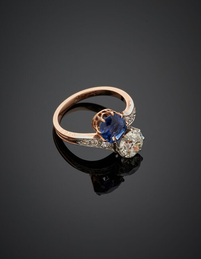 BAGUE « toi et moi » en or rose et or gris (750‰) serti d'un diamant taille anc…