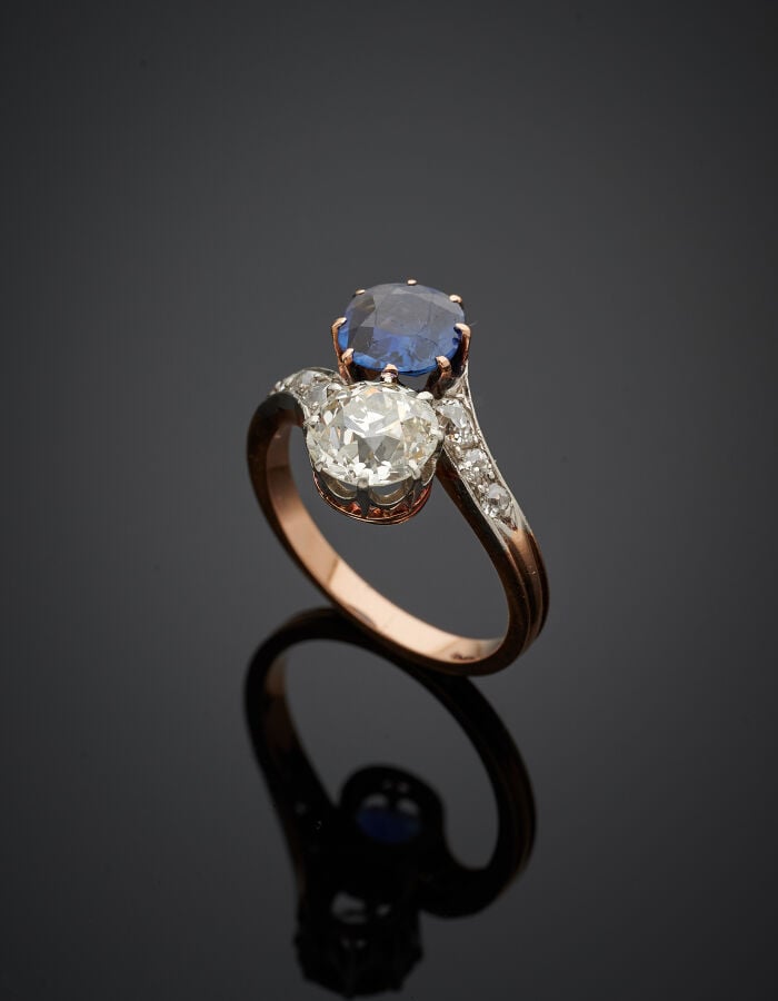 BAGUE « toi et moi » en or rose et or gris (750‰) serti d'un diamant taille anc…