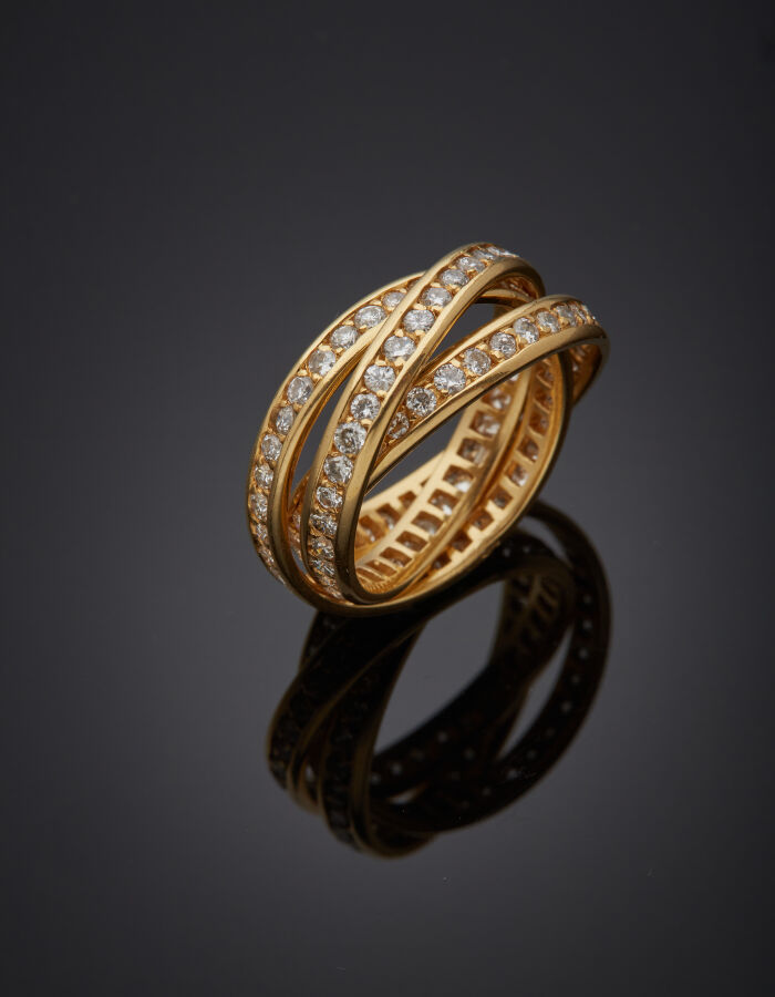BAGUE trois anneaux en or jaune (750‰) entièrement serti de diamants taille bri…