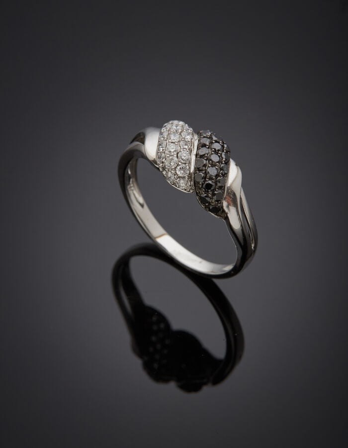 BAGUE « vagues » en or gris et or noirci (750‰) bombés, pavés de diamants blanc…