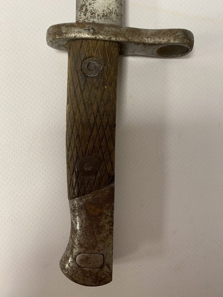 Baïonnette espagnole, marquée "Armureria Toledo", lame à gouttière (réaffutée,…