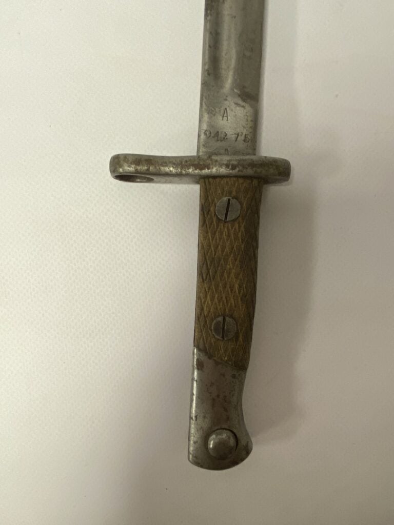 Baïonnette espagnole, marquée "Armureria Toledo", lame à gouttière (réaffutée,…