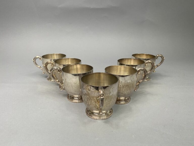 BAKER ELLIS, Angleterre - Ensemble de sept tasses en métal argenté à décor cise…