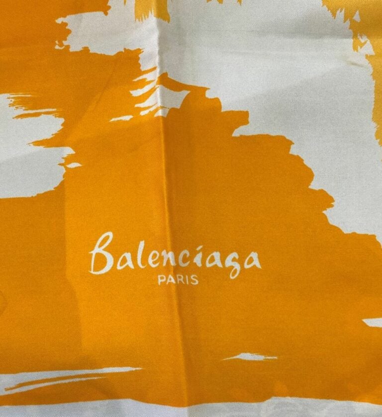 BALENCIAGA - Carré en soie orange et blanc - 80 x 80 cm - (bon état, traces)