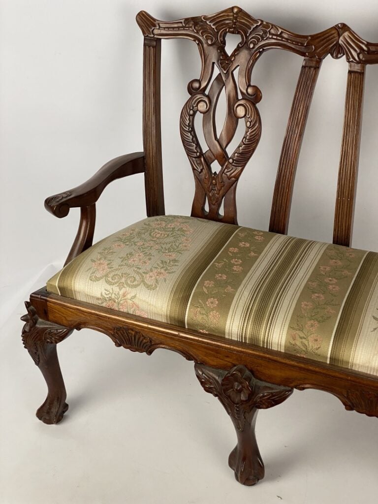 Banc miniature en bois naturel mouluré et sculpté, le dossier ajouré de croisil…