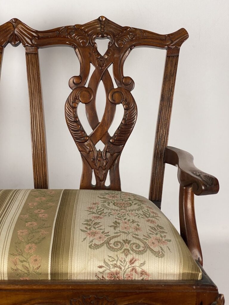 Banc miniature en bois naturel mouluré et sculpté, le dossier ajouré de croisil…