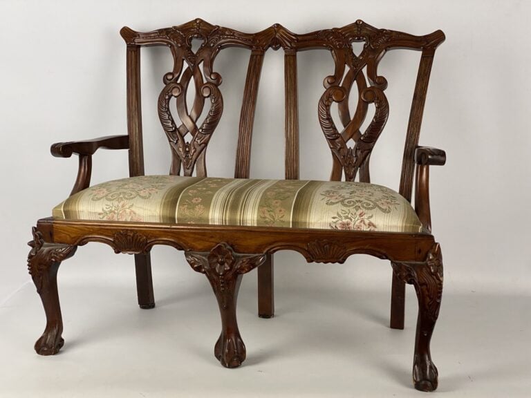 Banc miniature en bois naturel mouluré et sculpté, le dossier ajouré de croisil…