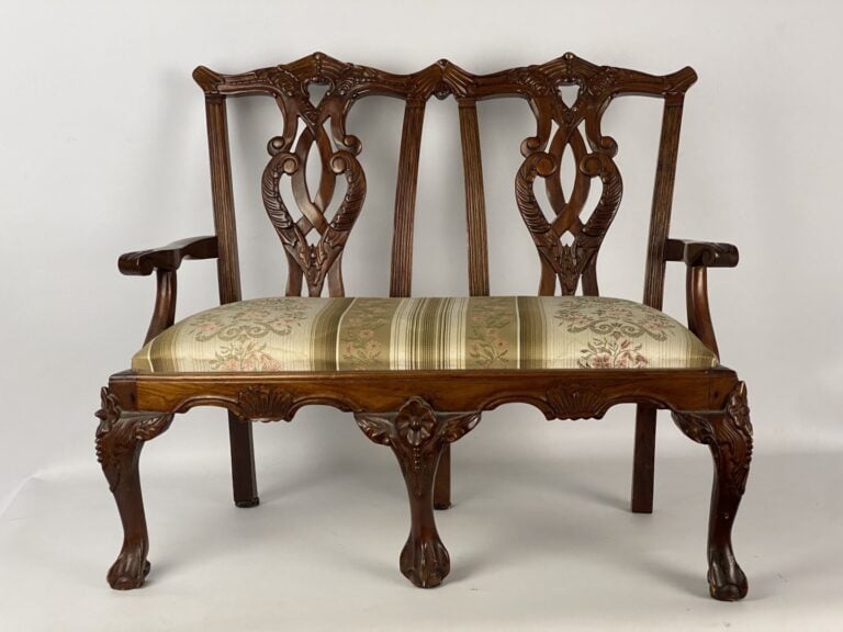 Banc miniature en bois naturel mouluré et sculpté, le dossier ajouré de croisil…