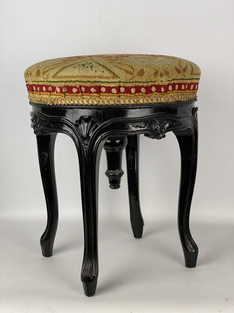 Banc miniature en bois naturel mouluré et sculpté, le dossier ajouré de croisil…