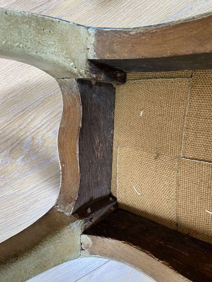 Banquette étroite en bois mouluré sculpté de fleurettes relaqué crème et vert r…