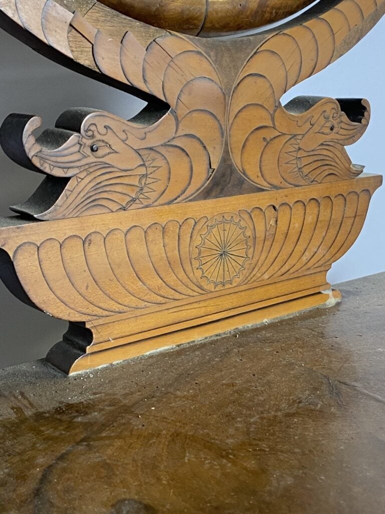Barbière en acajou et placage d'acajou surmonté d'un miroir oval soutenu par de…