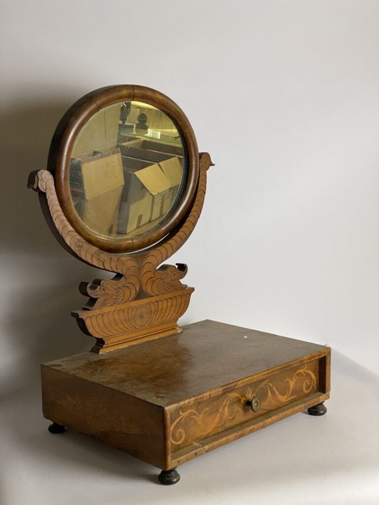 Barbière en acajou et placage d'acajou surmonté d'un miroir oval soutenu par de…