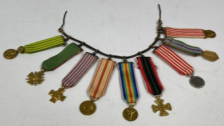 Barrette de 9 miniatures en métal comprenant : croix de guerre 1914-1918, croix…