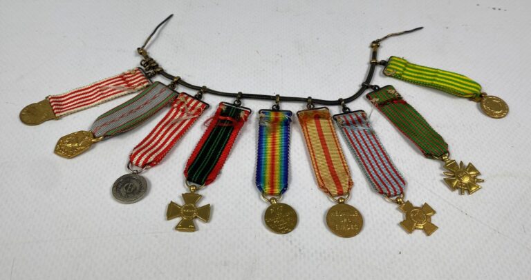 Barrette de 9 miniatures en métal comprenant : croix de guerre 1914-1918, croix…
