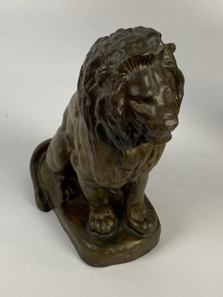 BARYE (d'après) - Lion - Bronze - Porte une signature - (rayures) - H: 18 cm
