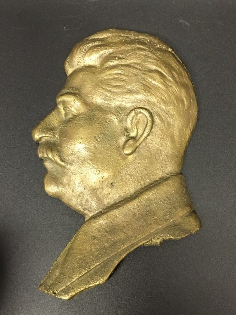 Bas-relief en fonte à patine dorée représentant Staline en buste de profil. - H…