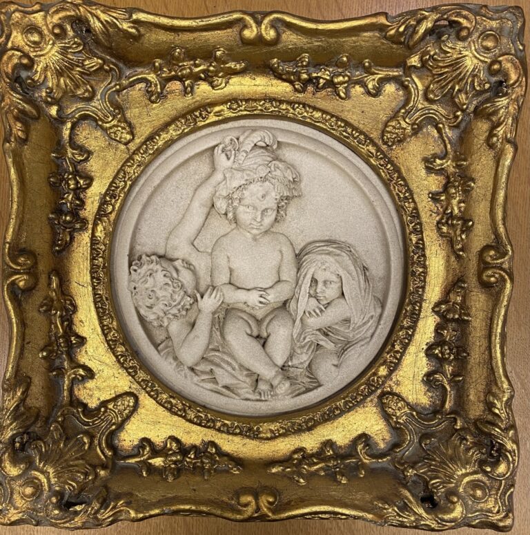 Bas-relief représentant des enfants jouant, dans un cadre doré. - Style du XVII…