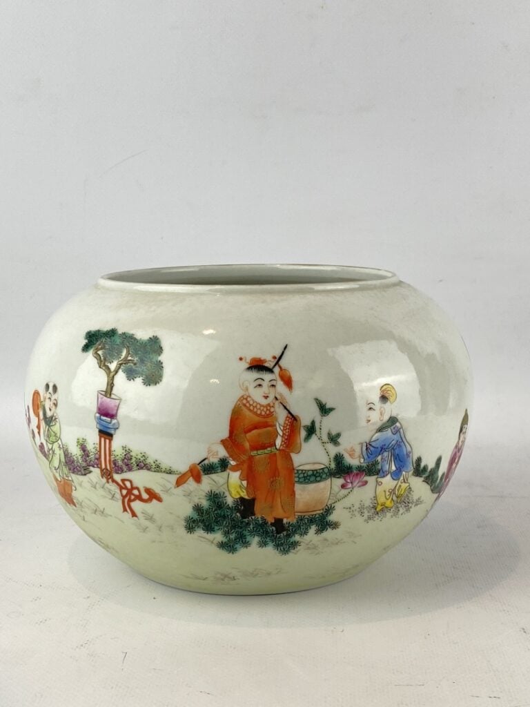 Bassin Lenticulaire en porcelaine à décor émaillé dans le style de la "Famille…